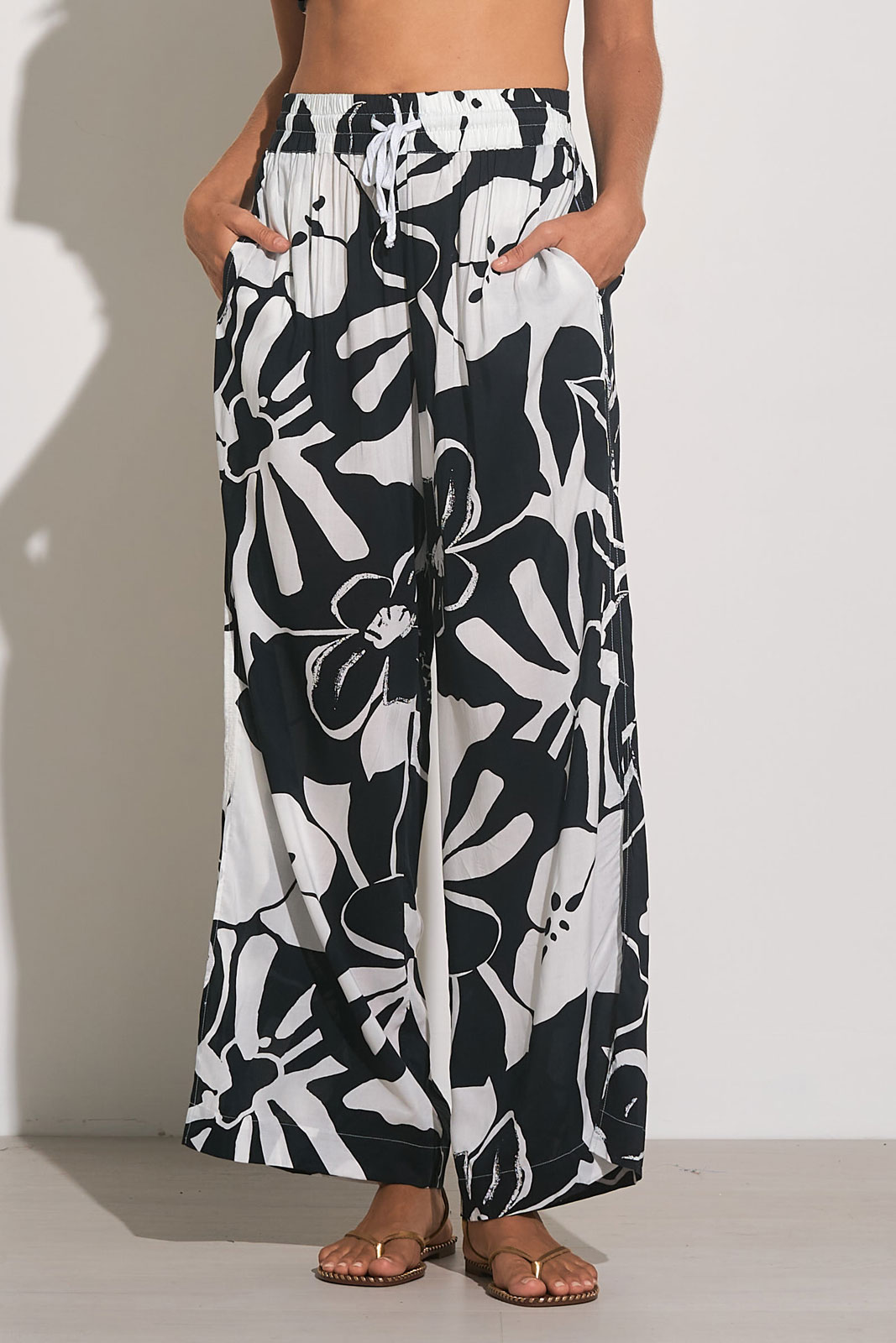 3/4 Apartment Pants - Black with Blossom Daisy X